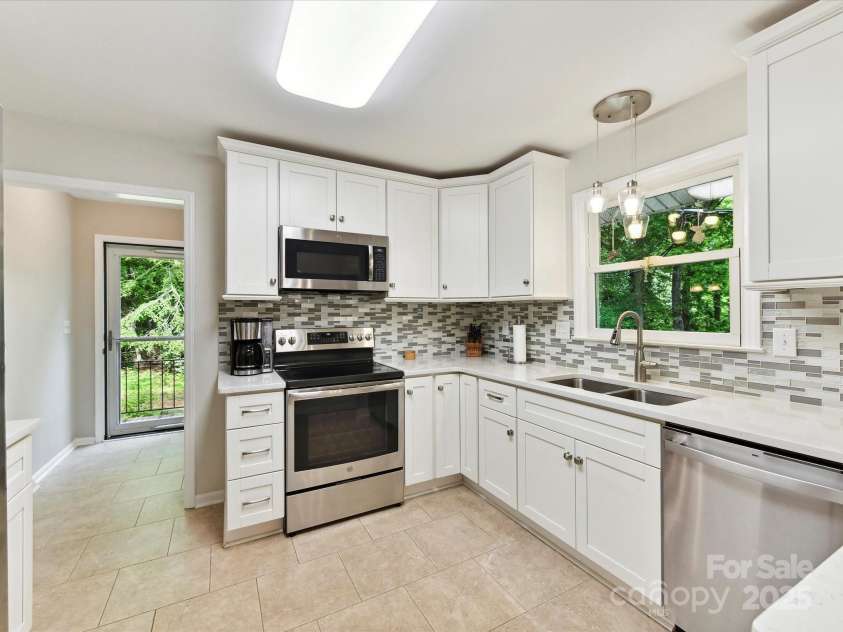 13617 Lake Bluff Drive, Matthews, NC 28105.  MLS# CAR4268309, YatesRealty ID 20529. 