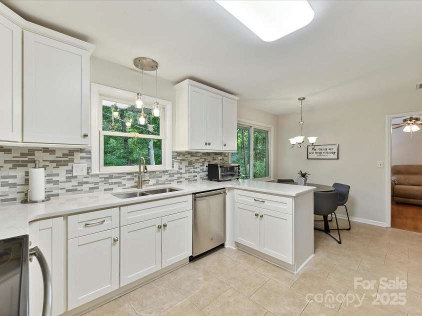 13617 Lake Bluff Drive, Matthews, NC 28105.  MLS# CAR4268309, YatesRealty ID 20529. 