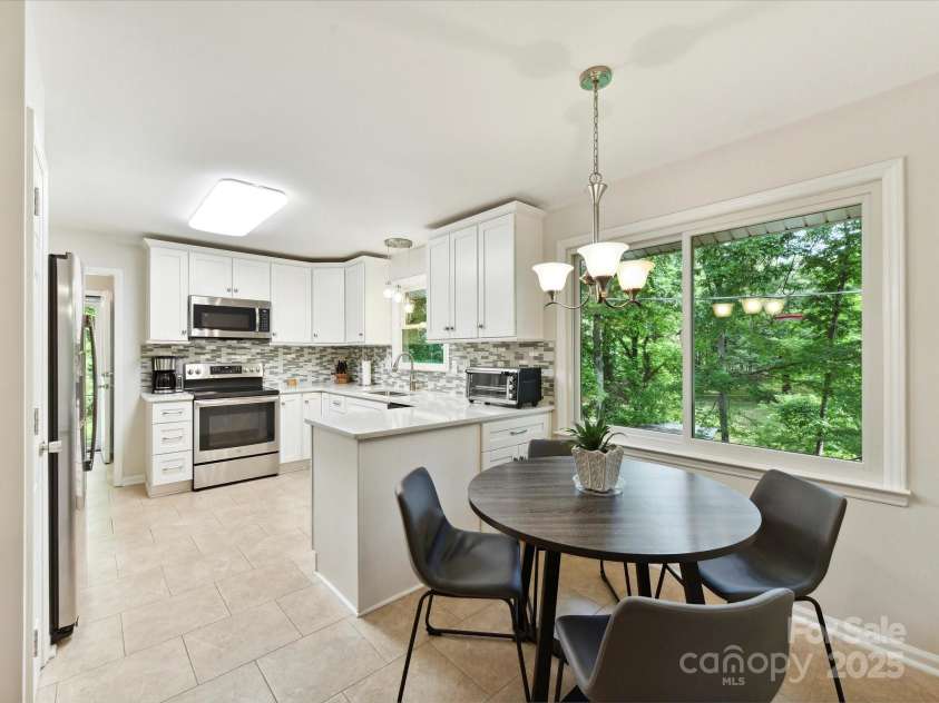 13617 Lake Bluff Drive, Matthews, NC 28105.  MLS# CAR4268309, YatesRealty ID 20529. 