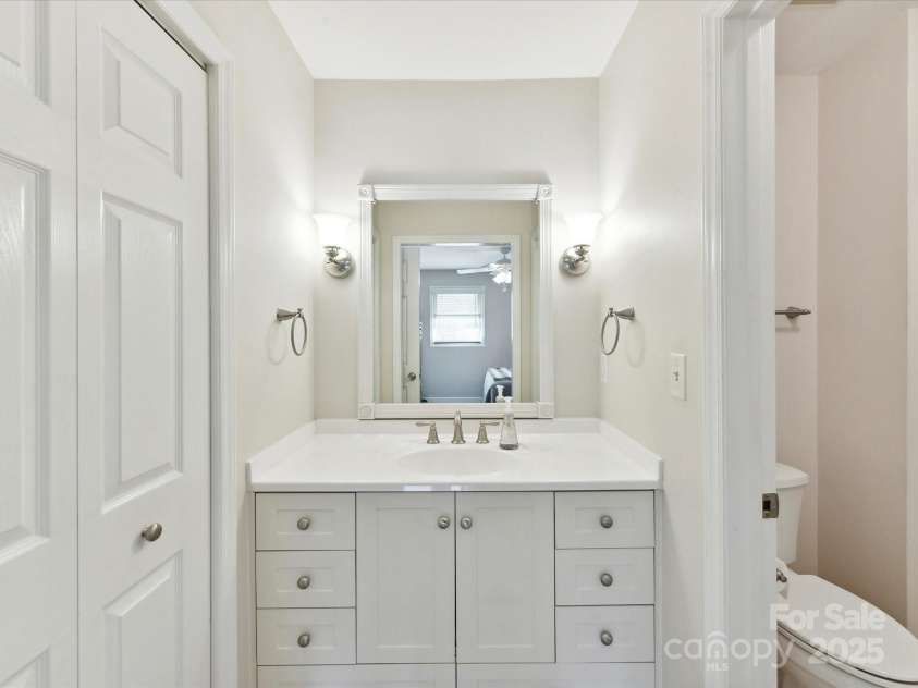 13617 Lake Bluff Drive, Matthews, NC 28105.  MLS# CAR4268309, YatesRealty ID 20529. 