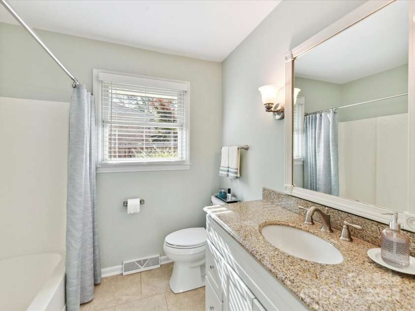 13617 Lake Bluff Drive, Matthews, NC 28105.  MLS# CAR4268309, YatesRealty ID 20529. 