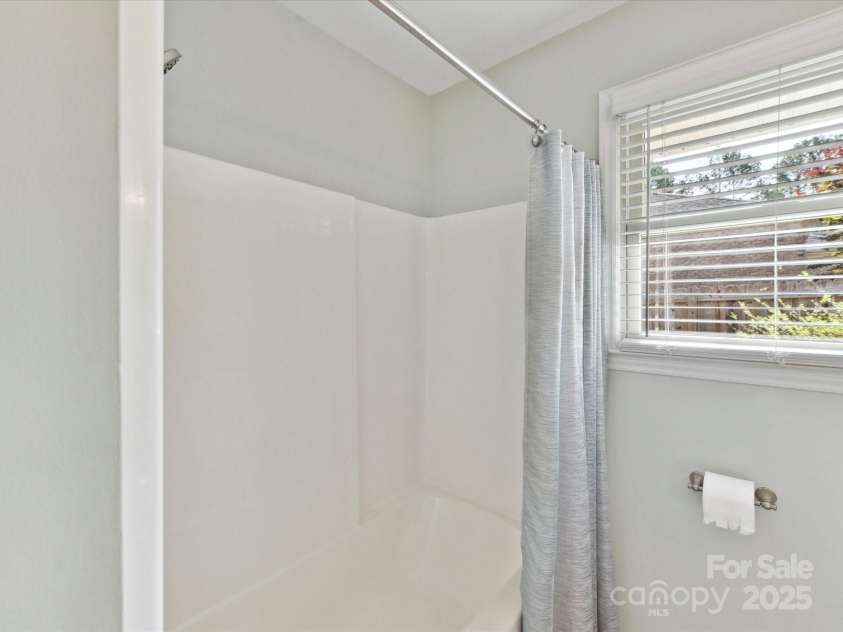 13617 Lake Bluff Drive, Matthews, NC 28105.  MLS# CAR4268309, YatesRealty ID 20529. 