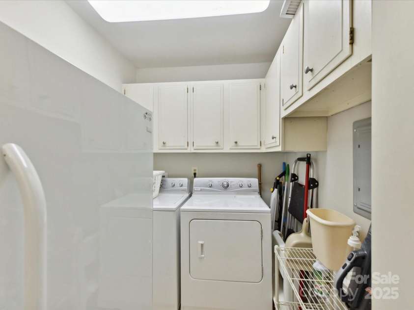 13617 Lake Bluff Drive, Matthews, NC 28105.  MLS# CAR4268309, YatesRealty ID 20529. 