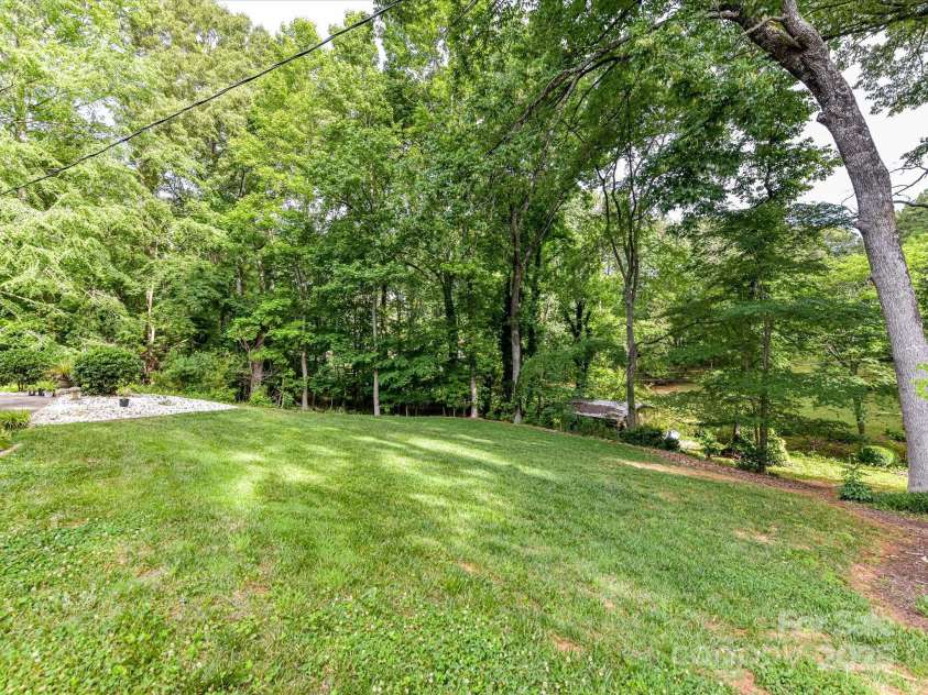 13617 Lake Bluff Drive, Matthews, NC 28105.  MLS# CAR4268309, YatesRealty ID 20529. 