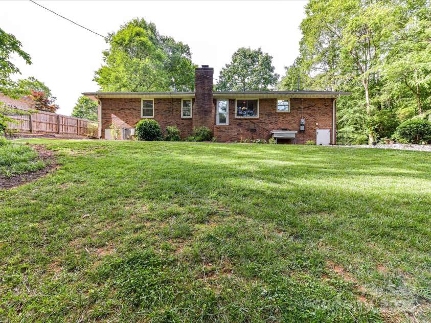 13617 Lake Bluff Drive, Matthews, NC 28105.  MLS# CAR4268309, YatesRealty ID 20529. 