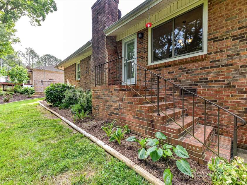 13617 Lake Bluff Drive, Matthews, NC 28105.  MLS# CAR4268309, YatesRealty ID 20529. 