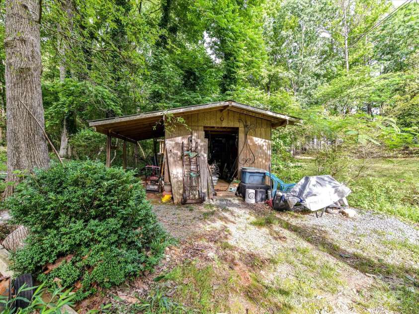 13617 Lake Bluff Drive, Matthews, NC 28105.  MLS# CAR4268309, YatesRealty ID 20529. 