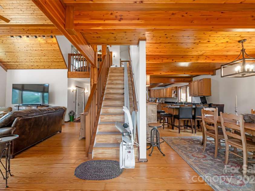 6 Orchard Knob Lane, Black Mountain, NC 28711.  MLS# CAR4237047, YatesRealty ID 20532. 