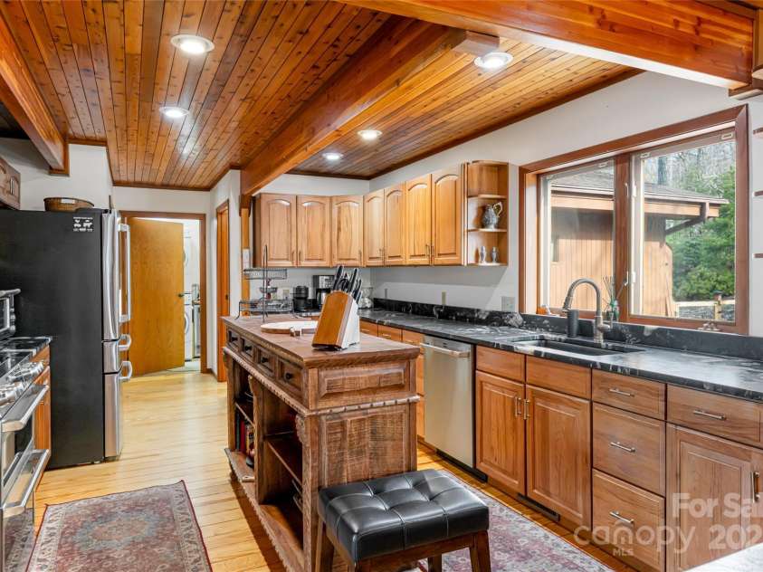 6 Orchard Knob Lane, Black Mountain, NC 28711.  MLS# CAR4237047, YatesRealty ID 20532. 