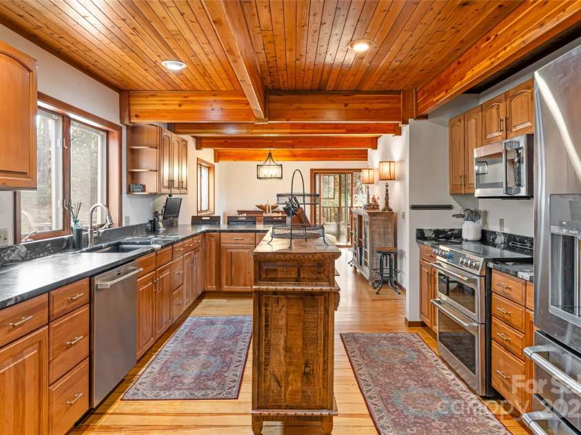 6 Orchard Knob Lane, Black Mountain, NC 28711.  MLS# CAR4237047, YatesRealty ID 20532. 