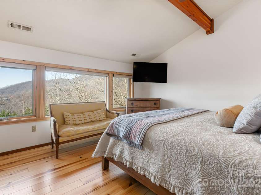 6 Orchard Knob Lane, Black Mountain, NC 28711.  MLS# CAR4237047, YatesRealty ID 20532. 