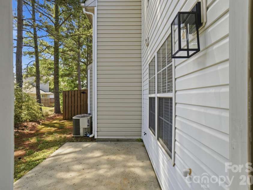 11338 Yellow Spaniel Court, Charlotte, NC 28269.  MLS# CAR4342018, YatesRealty ID 20533. 