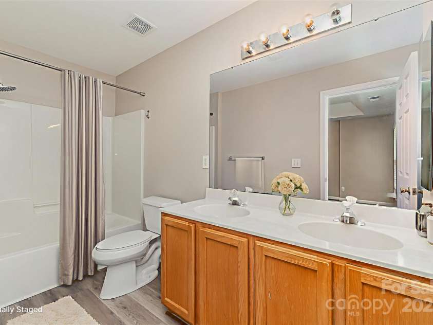 5322 Jocelyn Lane, Charlotte, NC 28269.  MLS# CAR4266929, YatesRealty ID 20537. 