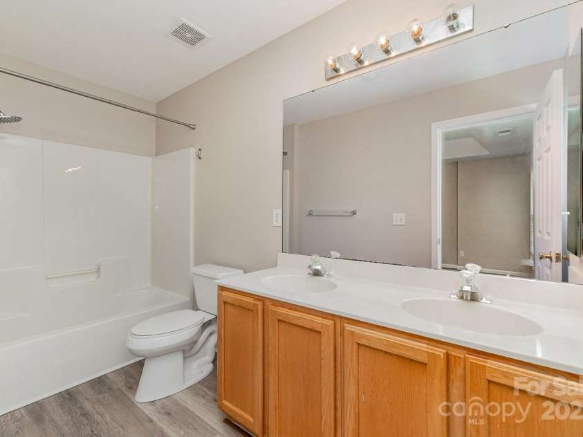5322 Jocelyn Lane, Charlotte, NC 28269.  MLS# CAR4266929, YatesRealty ID 20537. Primary Ensuite