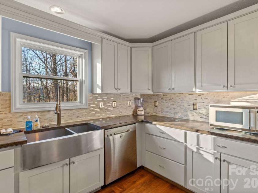 36 Wineberry Lane, Asheville, NC 28803.  MLS# CAR4377804, YatesRealty ID 20539. 