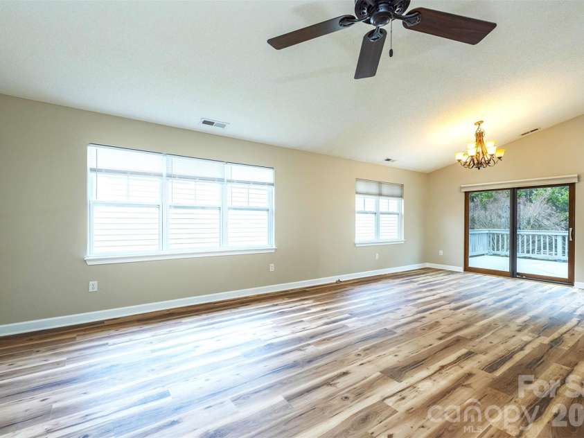 50 Clear Creekside Drive, Hendersonville, NC 28792.  MLS# CAR4336501, YatesRealty ID 20543. 