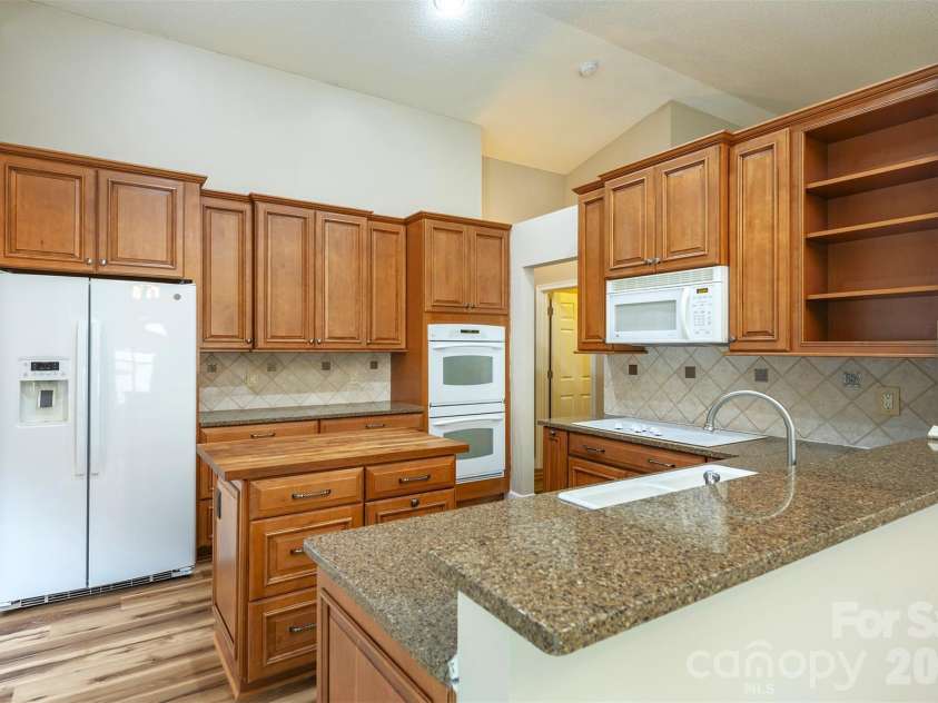 50 Clear Creekside Drive, Hendersonville, NC 28792.  MLS# CAR4336501, YatesRealty ID 20543. 