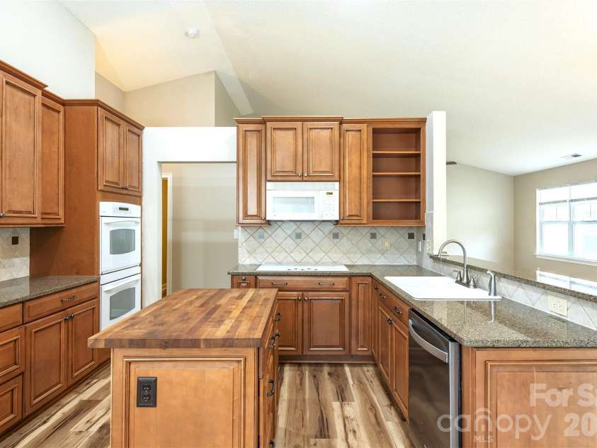 50 Clear Creekside Drive, Hendersonville, NC 28792.  MLS# CAR4336501, YatesRealty ID 20543. 