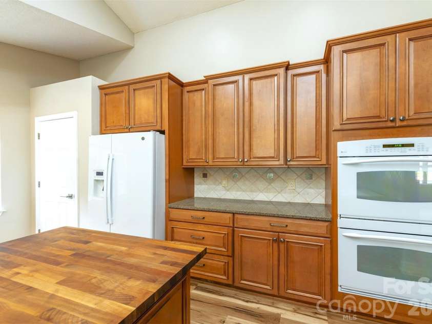 50 Clear Creekside Drive, Hendersonville, NC 28792.  MLS# CAR4336501, YatesRealty ID 20543. 