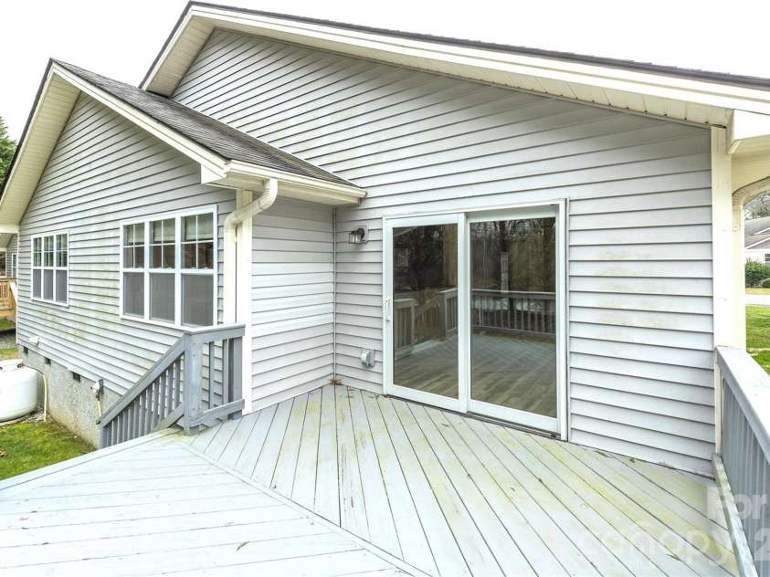50 Clear Creekside Drive, Hendersonville, NC 28792.  MLS# CAR4336501, YatesRealty ID 20543. 