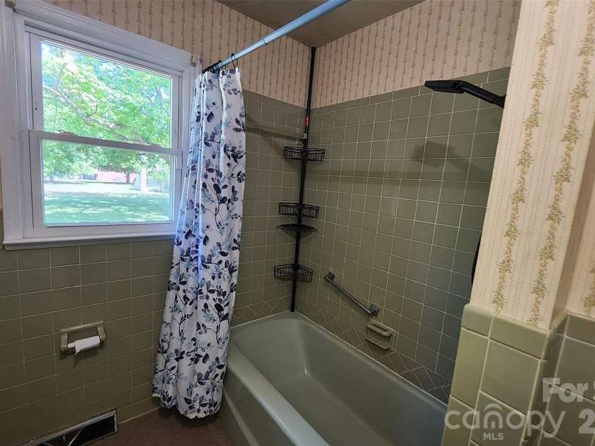 113 Kings Drive, Forest City, NC 28043.  MLS# CAR4378463, YatesRealty ID 20545. 