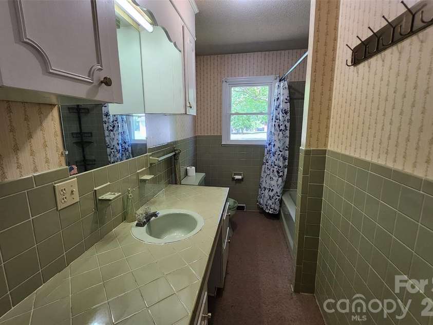 113 Kings Drive, Forest City, NC 28043.  MLS# CAR4378463, YatesRealty ID 20545. FULL BATHROOM~~