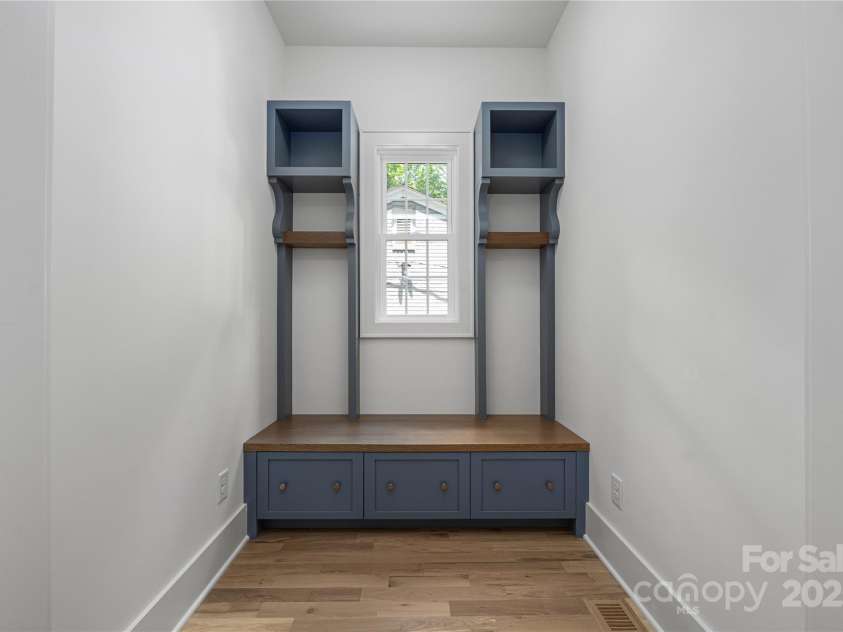 1829 Union Street, Charlotte, NC 28205.  MLS# CAR4252818, YatesRealty ID 20547. Entryway drop zone