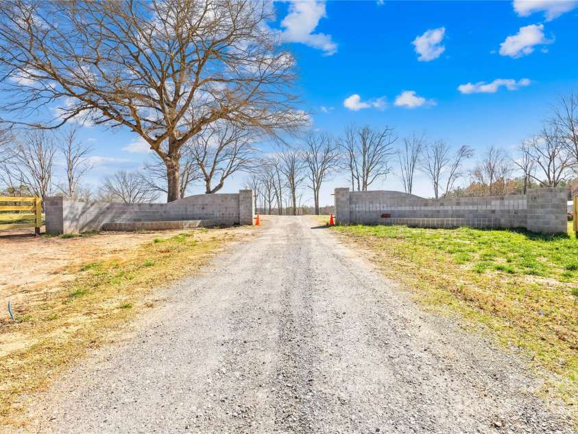 164 Linderman Lake Lane, Kings Mountain, NC 28086.  MLS# CAR4232235, YatesRealty ID 20548. 