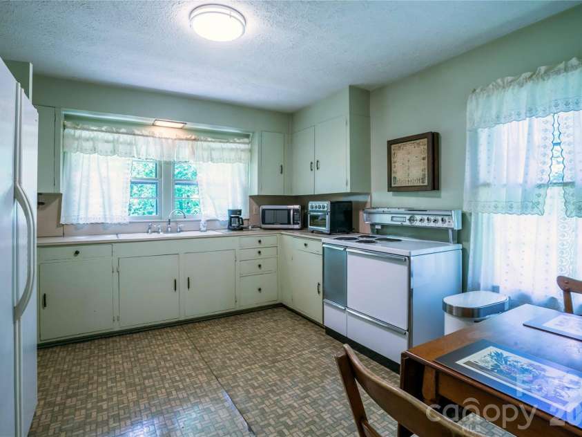3004 Kanuga Road, Hendersonville, NC 28739.  MLS# CAR4380195, YatesRealty ID 20550. 