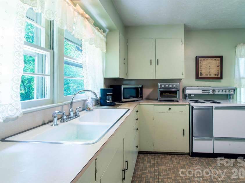 3004 Kanuga Road, Hendersonville, NC 28739.  MLS# CAR4380195, YatesRealty ID 20550. 