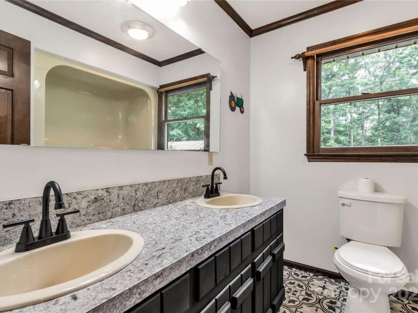 3547 Willowood Pond Drive, Rock Hill, SC 29730.  MLS# CAR4270729, YatesRealty ID 20555. Upstairs hall bathroom