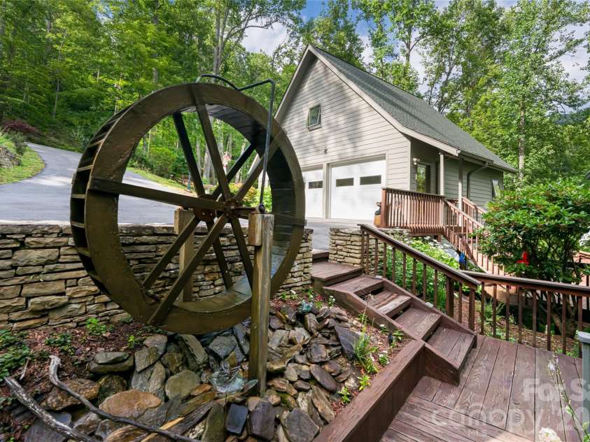 163 Tweetys Knoll, Burnsville, NC 28714.  MLS# CAR4281512, YatesRealty ID 2056. 