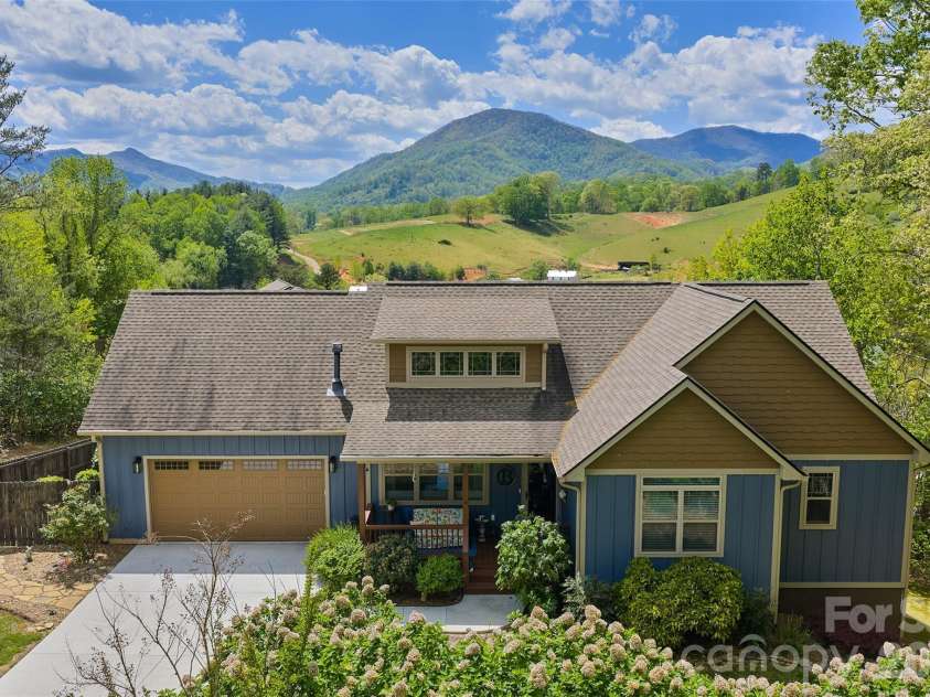 4 Oak Mountain Drive, Leicester, NC 28748.  MLS# CAR4372297, YatesRealty ID 20560. 