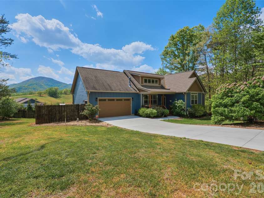 4 Oak Mountain Drive, Leicester, NC 28748.  MLS# CAR4372297, YatesRealty ID 20560. 