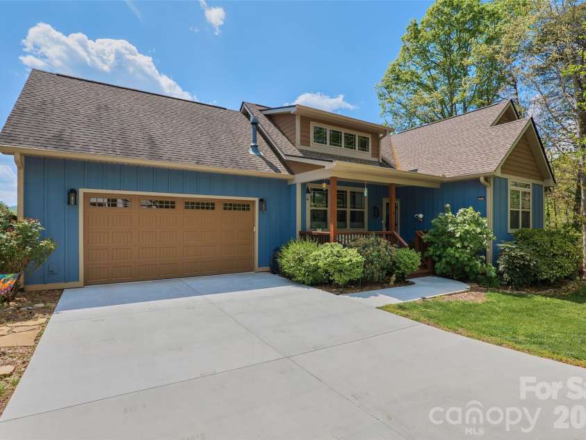 4 Oak Mountain Drive, Leicester, NC 28748.  MLS# CAR4372297, YatesRealty ID 20560. 