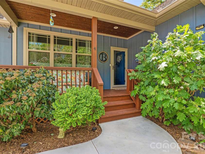 4 Oak Mountain Drive, Leicester, NC 28748.  MLS# CAR4372297, YatesRealty ID 20560. 