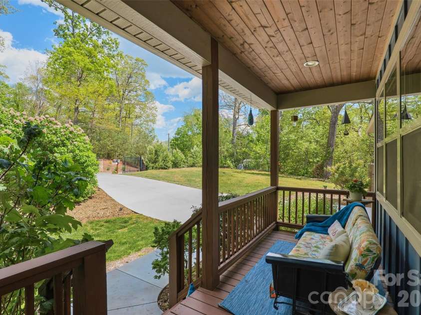 4 Oak Mountain Drive, Leicester, NC 28748.  MLS# CAR4372297, YatesRealty ID 20560. 