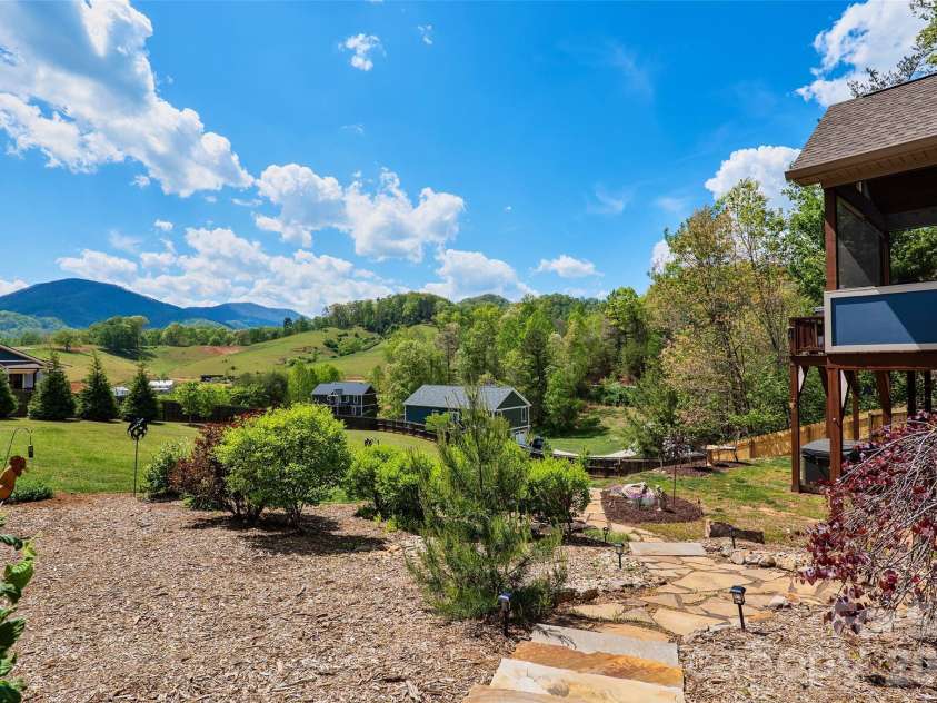 4 Oak Mountain Drive, Leicester, NC 28748.  MLS# CAR4372297, YatesRealty ID 20560. 