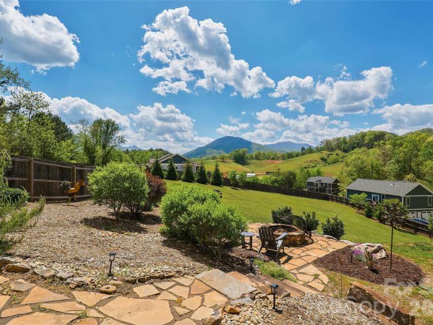4 Oak Mountain Drive, Leicester, NC 28748.  MLS# CAR4372297, YatesRealty ID 20560. 