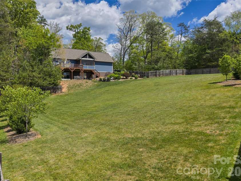 4 Oak Mountain Drive, Leicester, NC 28748.  MLS# CAR4372297, YatesRealty ID 20560. 