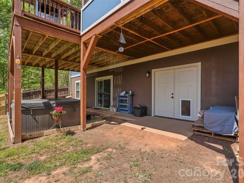 4 Oak Mountain Drive, Leicester, NC 28748.  MLS# CAR4372297, YatesRealty ID 20560. 