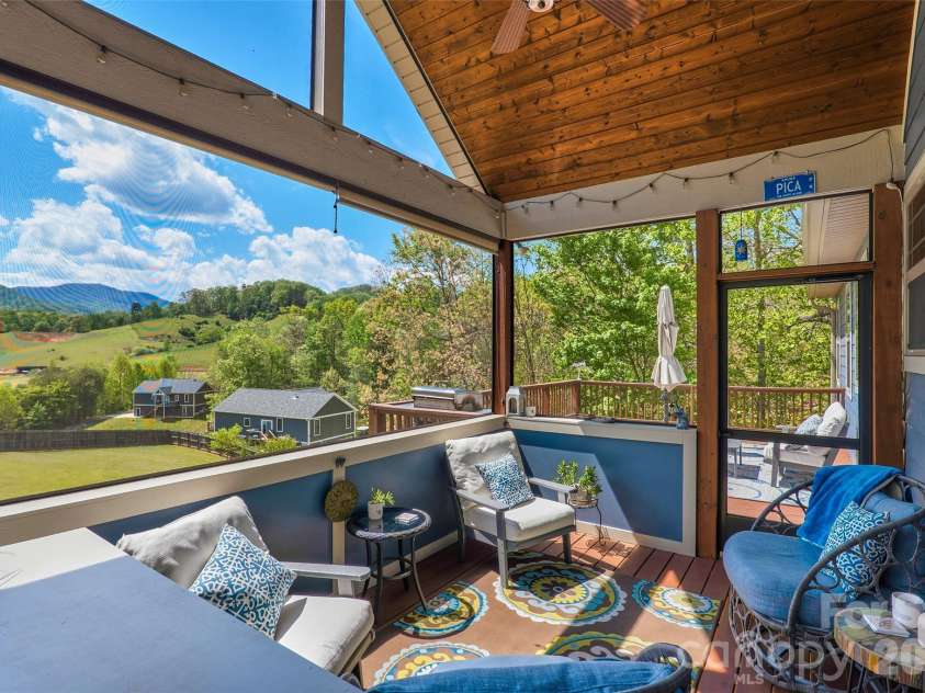 4 Oak Mountain Drive, Leicester, NC 28748.  MLS# CAR4372297, YatesRealty ID 20560. 