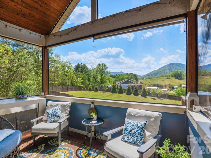 4 Oak Mountain Drive, Leicester, NC 28748.  MLS# CAR4372297, YatesRealty ID 20560. 