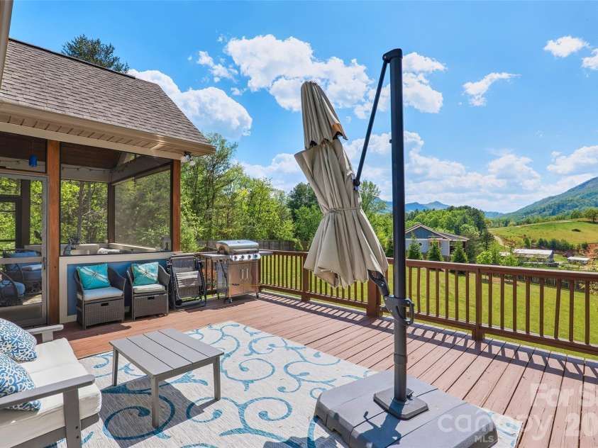4 Oak Mountain Drive, Leicester, NC 28748.  MLS# CAR4372297, YatesRealty ID 20560. 