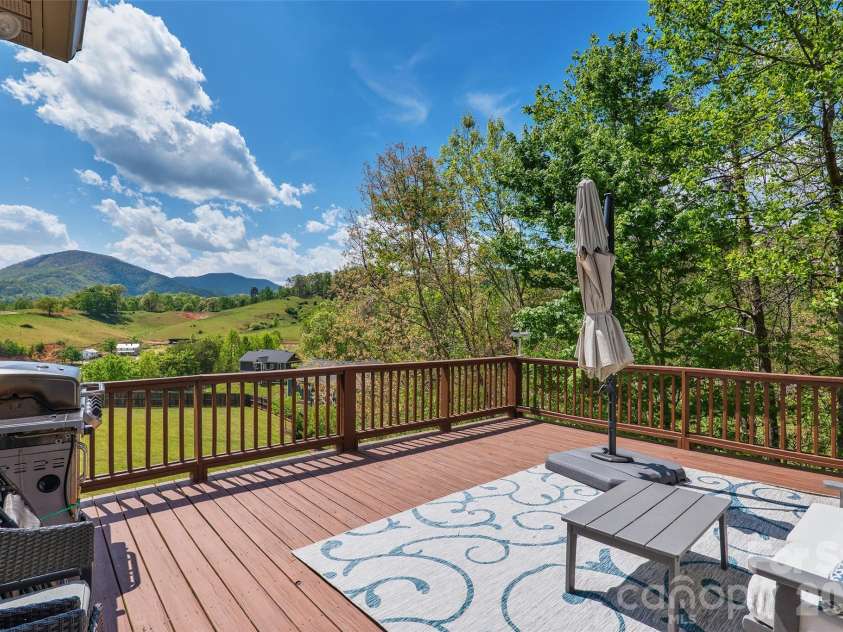 4 Oak Mountain Drive, Leicester, NC 28748.  MLS# CAR4372297, YatesRealty ID 20560. 