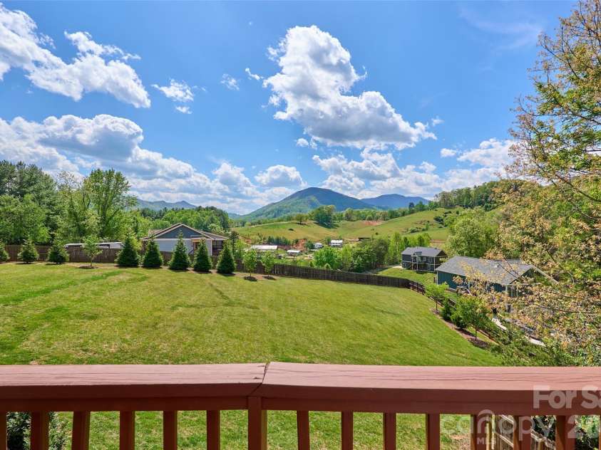 4 Oak Mountain Drive, Leicester, NC 28748.  MLS# CAR4372297, YatesRealty ID 20560. 