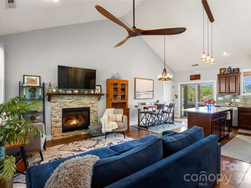 4 Oak Mountain Drive, Leicester, NC 28748.  MLS# CAR4372297, YatesRealty ID 20560. 