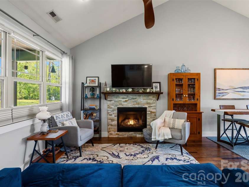 4 Oak Mountain Drive, Leicester, NC 28748.  MLS# CAR4372297, YatesRealty ID 20560. 