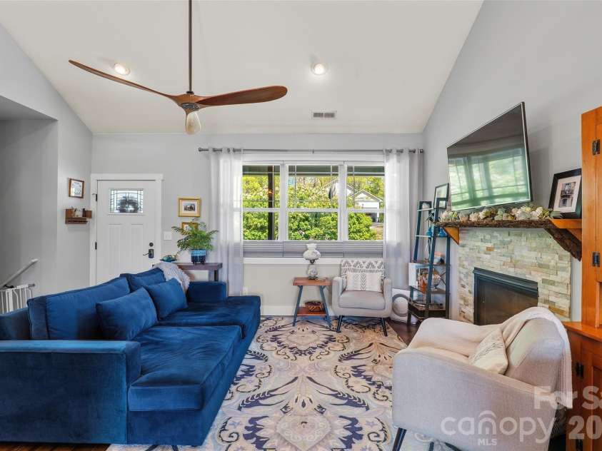 4 Oak Mountain Drive, Leicester, NC 28748.  MLS# CAR4372297, YatesRealty ID 20560. 