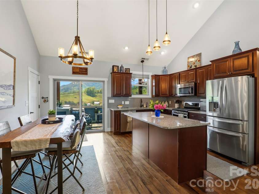 4 Oak Mountain Drive, Leicester, NC 28748.  MLS# CAR4372297, YatesRealty ID 20560. 